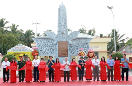 Đại biểu cắt băng khánh thành công trình Bia truyền thống kháng chiến Vĩnh Long- Trà Vinh.