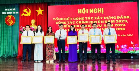 Đảng ủy Kho bạc Nhà nước Vĩnh Long tặng giấy khen các đảng viên hoàn thành xuất sắc nhiệm vụ.