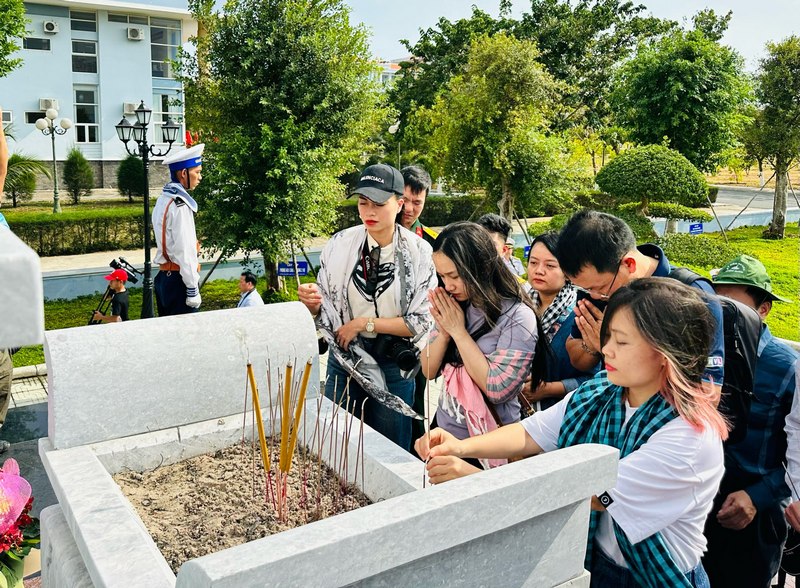 Đoàn dâng hương tại Khuôn viên văn hoá Vùng 2 Hải Quân.