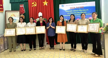 Bà Nguyễn Thị Minh Hạnh- Trưởng Ban Dân vận Tỉnh ủy trao bằng khen của Hội LHPN Việt Nam cho các tập thể xuất sắc.