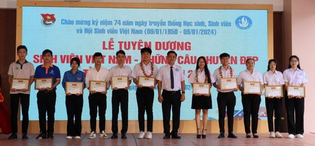 Tuyên dương sinh viên, tập thể tiêu biểu trong phong trào “Sinh viên Việt Nam- Những câu chuyện đẹp”.