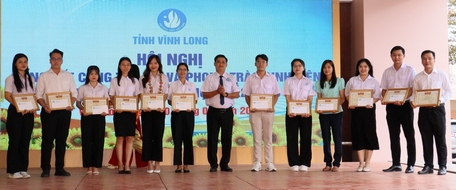 Khen thưởng cho các cá nhân xuất sắc.