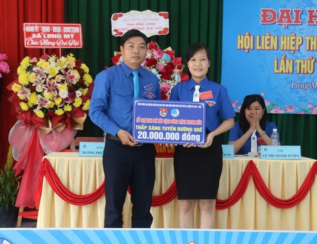 Tại đại hội, Hội LHTN Việt Nam tỉnh trao hỗ trợ kinh phí hỗ trợ thực hiện công trình thắp sáng tuyến đường quê.