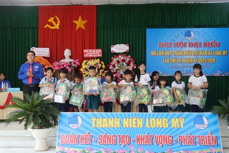 Hội LHTN Việt Nam tỉnh trao quà cho thiếu nhi có hoàn cảnh khó khăn tại địa phương.