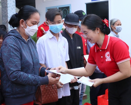 Bà Nguyễn Thụy Yến Phương- Chủ tịch Hội Chữ thập đỏ tỉnh, trao quà đến các hộ gia đình có hoàn cảnh khó khăn.