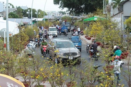 Chợ hoa xuân hàng năm luôn là điểm nhấn đầy Tết bên dòng Cổ Chiên thu hút đông đảo du khách. Trong ảnh: Một góc chợ hoa xuân năm 2023.Ảnh: TẤN TÂN