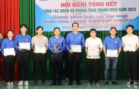 Anh Mai Thanh Hồ- Phó Bí thư Thường trực Tỉnh Đoàn Vĩnh Long trao bằng khen của Tỉnh Đoàn cho các tập thể, cá nhân có thành tích xuất sắc.