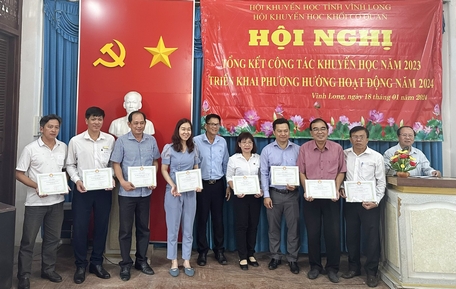 Ông Lưu Thành Công- Phó Chủ tịch Thường trực Hội Khuyến học tỉnh, trao giấy khen cho các tập thể có thành tích xuất sắc năm 2023.