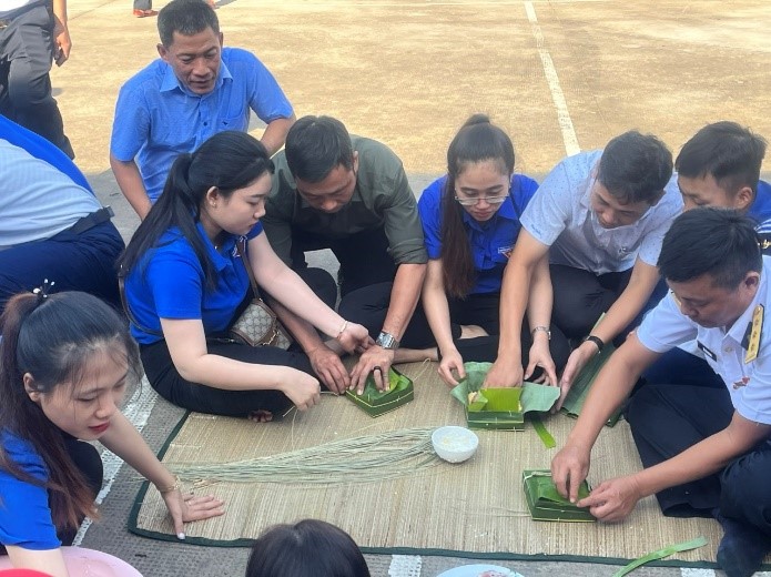 Thi gói bánh chưng và tặng quà trên đảo Nam Du