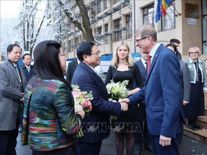 Lãnh đạo Trường Đại học Kỹ thuật xây dựng Bucharest đón Thủ tướng Phạm Minh Chính và Phu nhân chiều 21/1 (giờ địa phương). Ảnh: Dương Giang/TTXVN