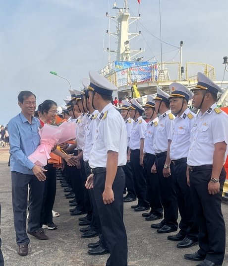 Đồng chí Đặng Văn Chính- Ủy viên Ban Thường vụ Tỉnh ủy, Phó Chủ tịch UBND tỉnh Vĩnh Long gửi lời thăm hỏi đến cán bộ, chiến sĩ nơi đảo xa.