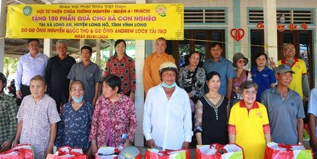 Tặng quà Tết cho bà con nghèo xã Long An (Long Hồ).