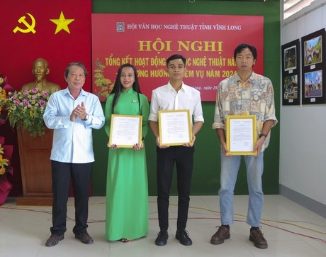 Chủ tịch Hội Văn học Nghệ thuật- Trần Thanh Sơn trao quyết định kết nạp cho các hội viên mới.