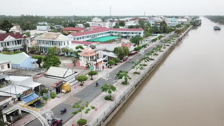 Dự án Đê bao sông Măng Thít địa bàn huyện Tam Bình đã góp phần làm thay đổi diện mạo bộ mặt các xã vùng ven của huyện.
