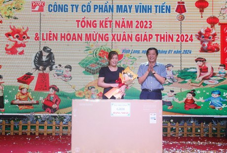 Ủy viên BCH Trung ương Đảng, Bí thư Tỉnh uỷ Vĩnh Long- Bùi Văn Nghiêm đến dự và trao thưởng cho người lao động có thành tích xuất sắc năm 2023.