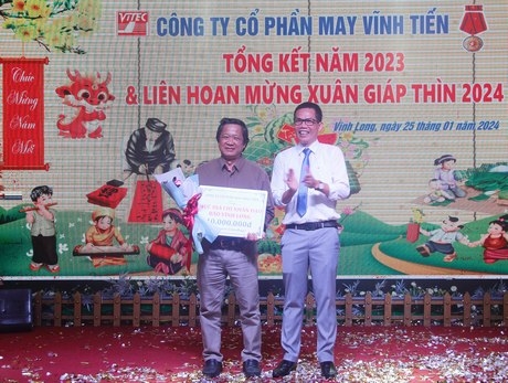 Giám đốc Công ty CP May Vĩnh Tiến- Nguyễn Hữu Phước trao tượng trưng 40 triệu đồng cho mục “Địa chỉ nhân đạo” năm 2024 cho Tổng Biên tập Báo Vĩnh Long- Nguyễn Hữu Khánh.