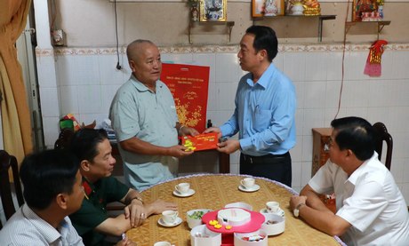 Chủ tịch UBND tỉnh Lữ Quang Ngời và các thành viên trong đoàn thăm, chúc Tết gia đình đồng chí Nguyễn Đáng- nguyên Bí thư Tỉnh ủy Cửu Long.