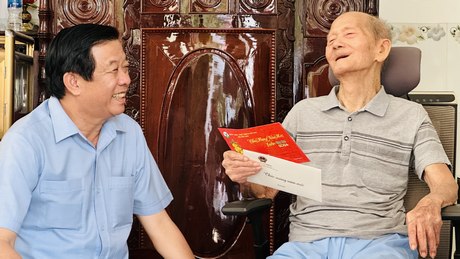 Bí thư Tỉnh ủy Bùi Văn Nghiêm cùng đoàn công tác đến thăm, tặng quà cụ Lê Minh Đức (103 tuổi, là Anh hùng Lao động) ở xã Mỹ Thuận.