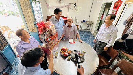 Bí thư Tỉnh ủy Bùi Văn Nghiêm và chính quyền địa phương thăm, tặng quà cụ Lê Đức Thắng (83 tuổi, là cán bộ hưu trí).