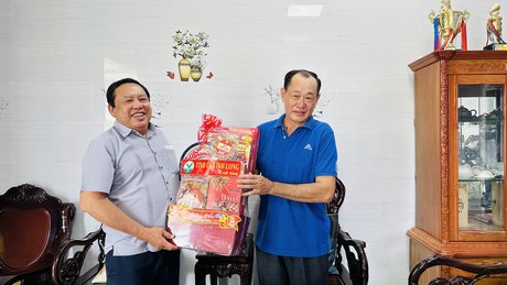 Phó Chủ tịch UBND tỉnh Vĩnh Long Nguyễn Văn Liệt đến thăm, tặng quà cán bộ hưu trí ở huyện Bình Tân.