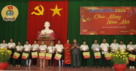 Phó Chủ nhiệm Thường trực Ủy ban Kiểm tra Trung ương- Trần Văn Rón đã trao quà Tết cho công nhân, người lao động có hoàn cảnh khó khăn.