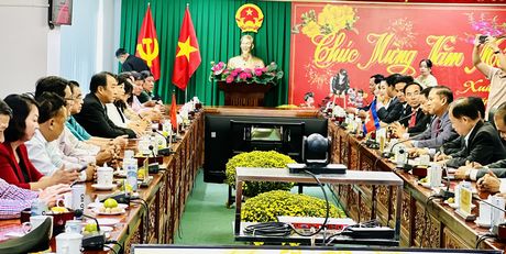 Ngài Vei Samnang- Tỉnh trưởng tỉnh Kampong Speu tặng quà lưu niệm tỉnh Vĩnh Long.
