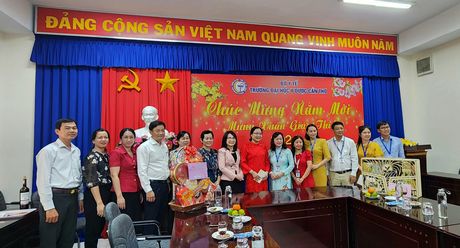 Phó Chủ tịch UBND tỉnh Nguyễn Thị Quyên Thanh chúc Tết tại ĐH Y dược Cần Thơ.