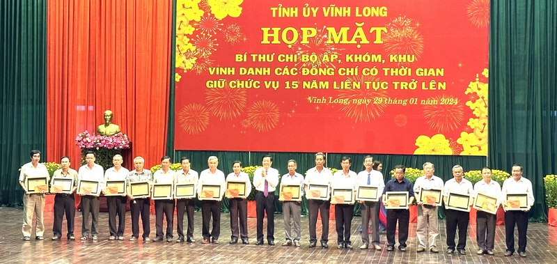 Vinh danh các đồng chí bí thư chi bộ ấp, khóm, khu giữ chức vụ 15 năm liên tục trở lên.