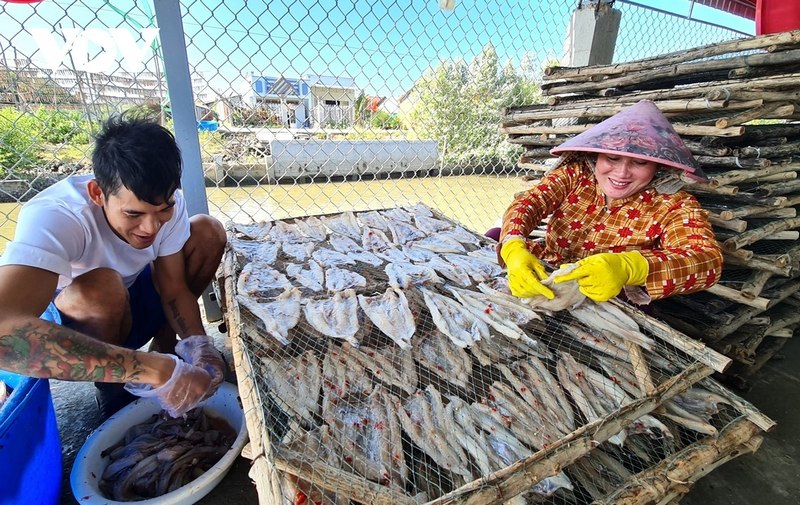 Ngoài sản phẩm khô nguyên con theo kiểu truyền thống, theo thị hiếu tiêu dùng, các cơ sở sản xuất khô ở địa phương còn sản xuất sản phẩm cá khoai xẻ khô.