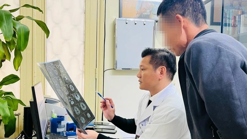 Bác sĩ chuyên khoa II Nguyễn Quang Thành giải thích tình trạng bệnh cho người nhà bệnh nhân.
