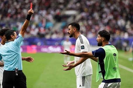  Trọng tài Alireza Faghani rút thẻ đỏ đuổi cầu thủ Aymen Hussein của Iraq đã góp phần thay đổi “số phận” trận đấu.Ảnh: GETTY