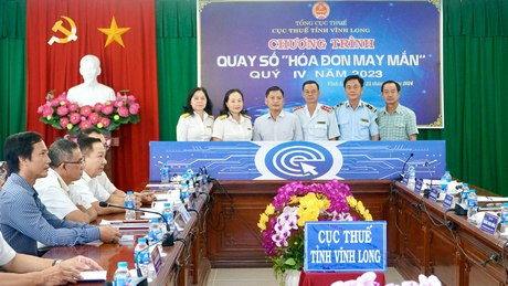Hội đồng Giám sát chương trình tiến hành quay số trên phần mềm quay số “Hoá đơn may mắn” của Tổng cục thuế.