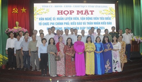 Lãnh đạo tỉnh chụp ảnh lưu niệm cùng các văn nghệ sĩ.
