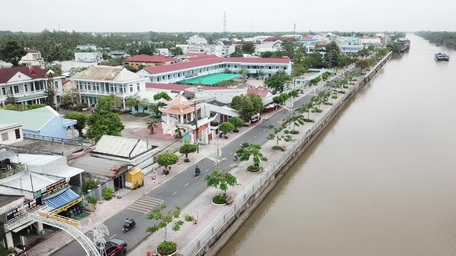Dự án đê bao sông Măng Thít địa bàn huyện Tam Bình đã góp phần làm thay đổi diện mạo bộ mặt các xã vùng ven của huyện.
