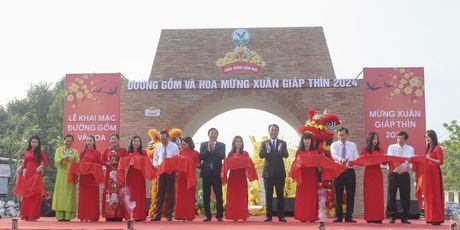 Các đại biểu cắt băng khai mạc đường gốm và hoa mừng Xuân Giáp Thìn năm 2024.