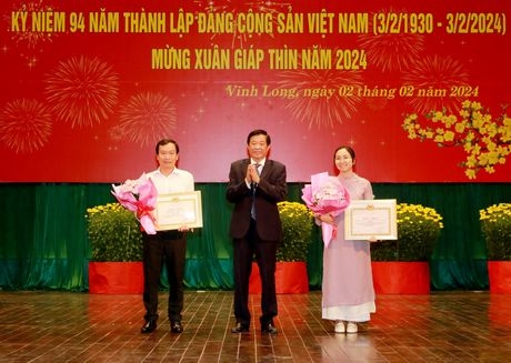 Đồng chí Bùi Văn Nghiêm- Uỷ viên BCH Trung ương Đảng, Bí thư Tỉnh ủy trao bằng khen cho các tác giả có tác phẩm đạt giải A.