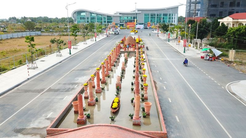 Công trình này này nhằm tôn vinh sản phẩm gốm đỏ Vĩnh Long.