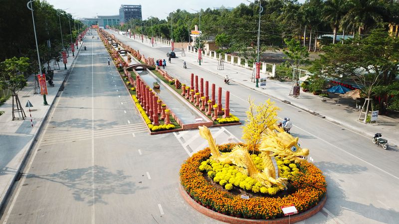 Đường gốm và hoa mừng Xuân Giáp Thìn năm 2024 nằm giữa đường Phạm Hùng và đường Võ Văn Kiệt (Phường 9, TP Vĩnh Long) có chiều dài 700m, rộng hơn 9m có trên 2.000 sản phẩm gốm.