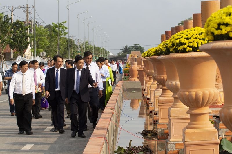 Lãnh đạo tỉnh Vĩnh Long tham quan “Đường gốm đỏ và hoa dài nhất Việt Nam