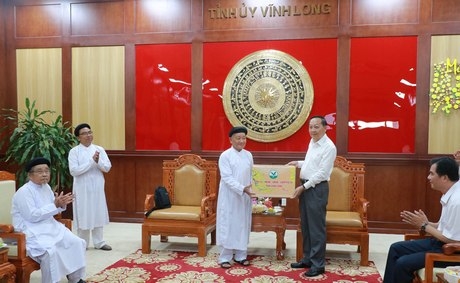 Ông Nguyễn Thành Thế tặng quà đại diện Hội thánh Cao đài Tiên Thiên. 
