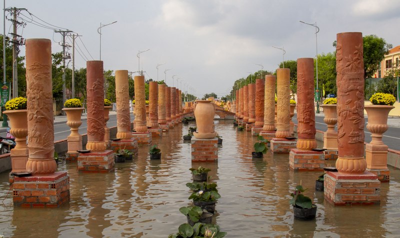 Công trình này này nhằm tôn vinh sản phẩm gốm đỏ Vĩnh Long.