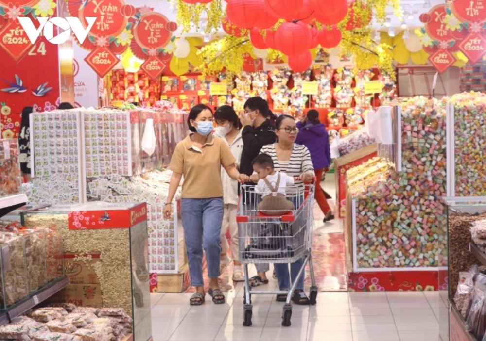 Người dân đi mua sắm thời điểm trước Tết Nguyên đán.