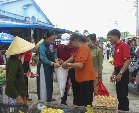 Bà Nguyễn Thị Quyên Thanh- Phó Chủ tịch UBND tỉnh, cùng bà con đến “Chợ Tết nhân ái” tại huyện Trà Ôn.