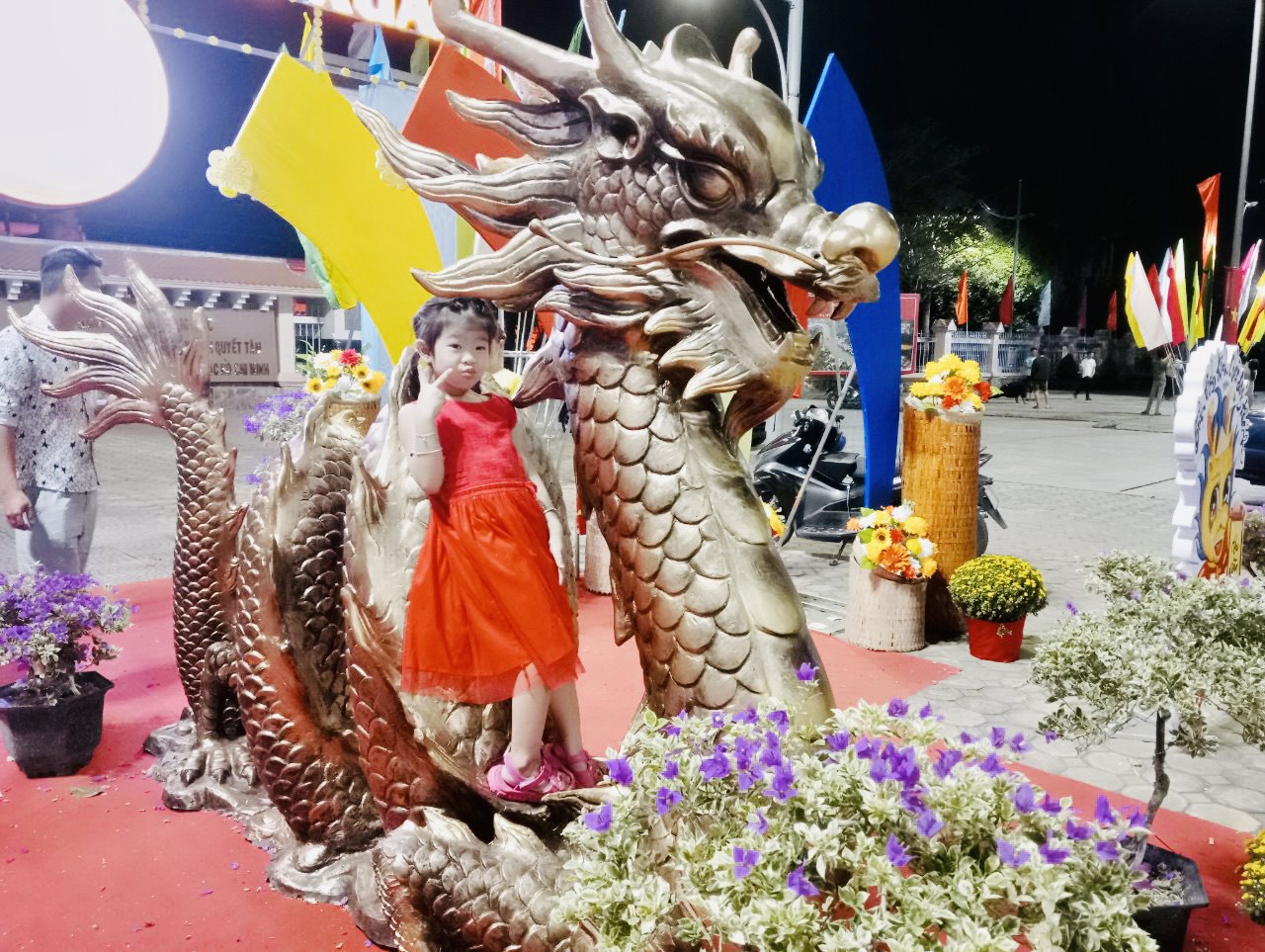 Em nhỏ vui tươi bên tiểu cảnh mừng Xuân Giáp Thìn ở TX Bình Minh.