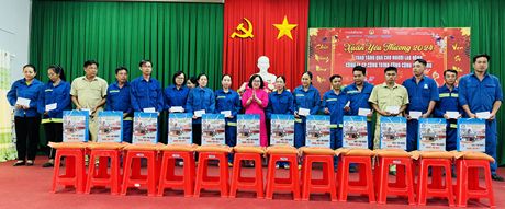 Ủy viên Thường vụ Tỉnh ủy, Trưởng Ban Dân vận Tỉnh ủy Nguyễn Thị Minh Hạnh trao quà cho công nhân, lao động.