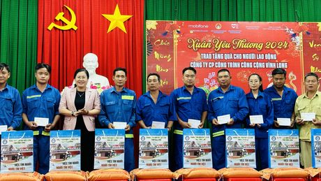 Ủy viên Thường vụ Tỉnh ủy, Trưởng Ban Tuyên giáo Tỉnh ủy Nguyễn Thị Minh Trang trao quà cho công nhân, lao động.