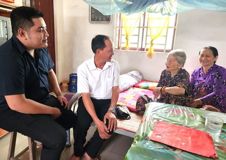 BS.CK1 Đặng Văn Đầy- Trưởng Trạm Y tế xã Trà Côn (Trà Ôn) hỏi thăm sức khỏe ông Thạch Rem (ấp Ngãi Lộ A).