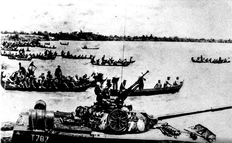 Một cánh quân của Quân đoàn 2 vượt sông tiến về Sài Gòn với nhiều phương tiện do người dân địa phương hỗ trợ. Ảnh: tư liệu