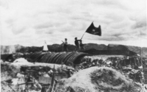 Quân ta cắm cờ trên nóc hầm Bộ Chỉ huy Tập đoàn cứ điểm Điện Biên Phủ ngày 7/5/1954.