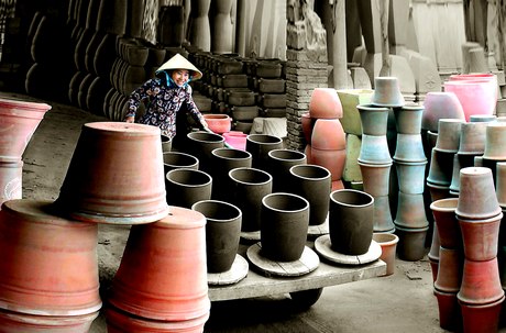 Những con người lao động cần cù, sáng tạo, thông minh đã làm nên làng nghề gốm đỏ Vĩnh Long. Ảnh: Huỳnh Thanh Thiện